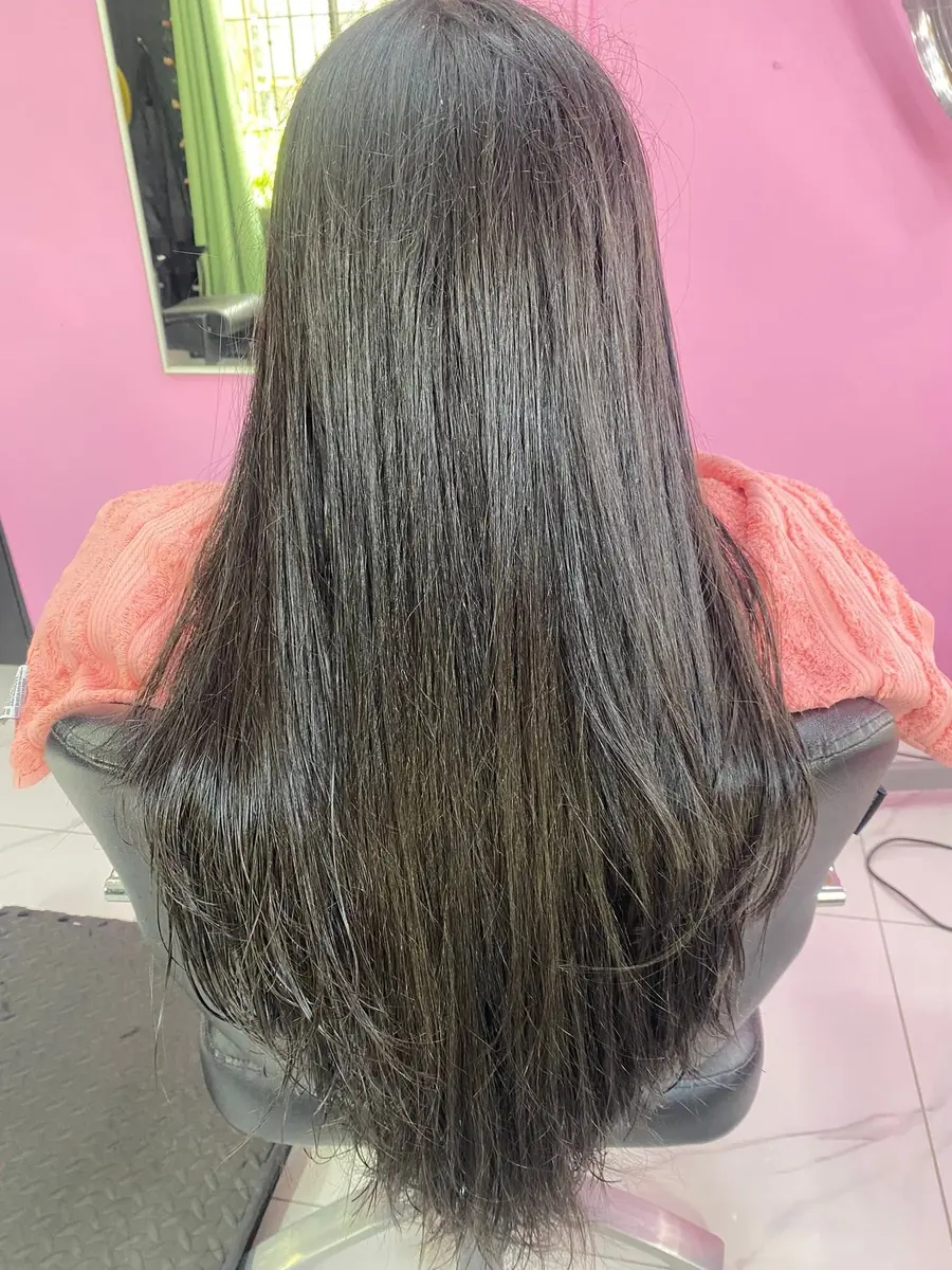 Antes: cabello oscuro con frizz y sin forma
