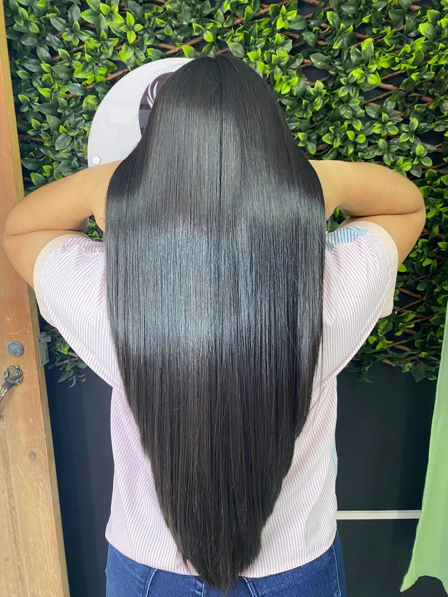 Después: cabello negro, liso y con brillo hasta media espalda