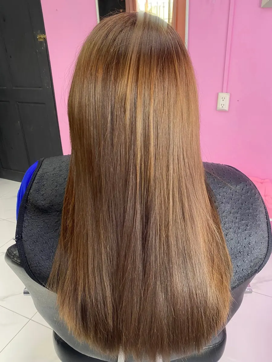 Después: el mismo cabello castaño, liso y con brillo