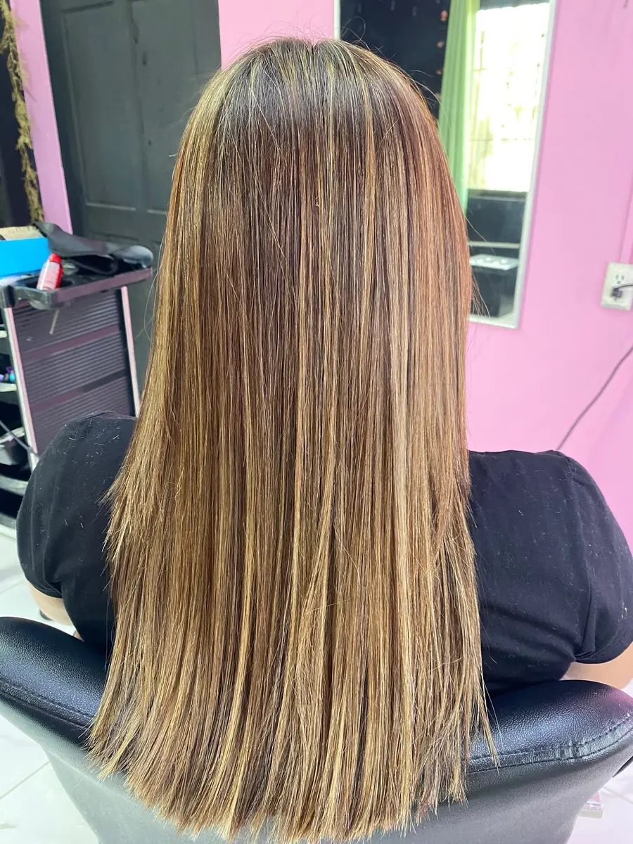 Balayage con reflejos miel en cabello liso