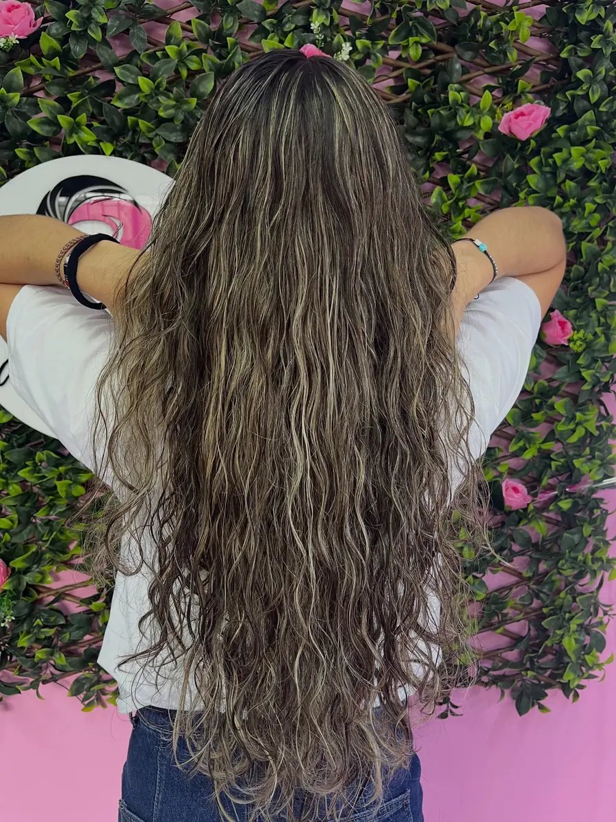 Balayage cenizo en cabello largo con ondas