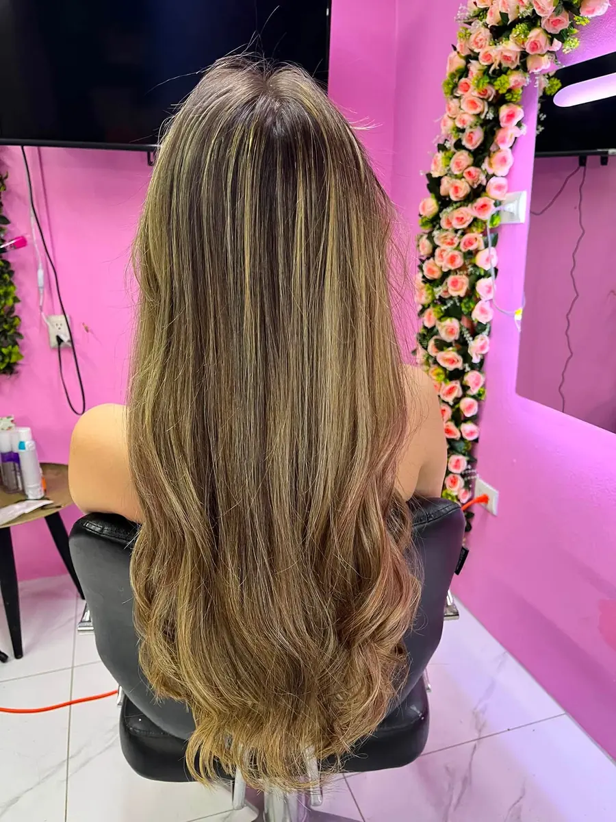 Balayage castaño claro en cabello largo ondulado
