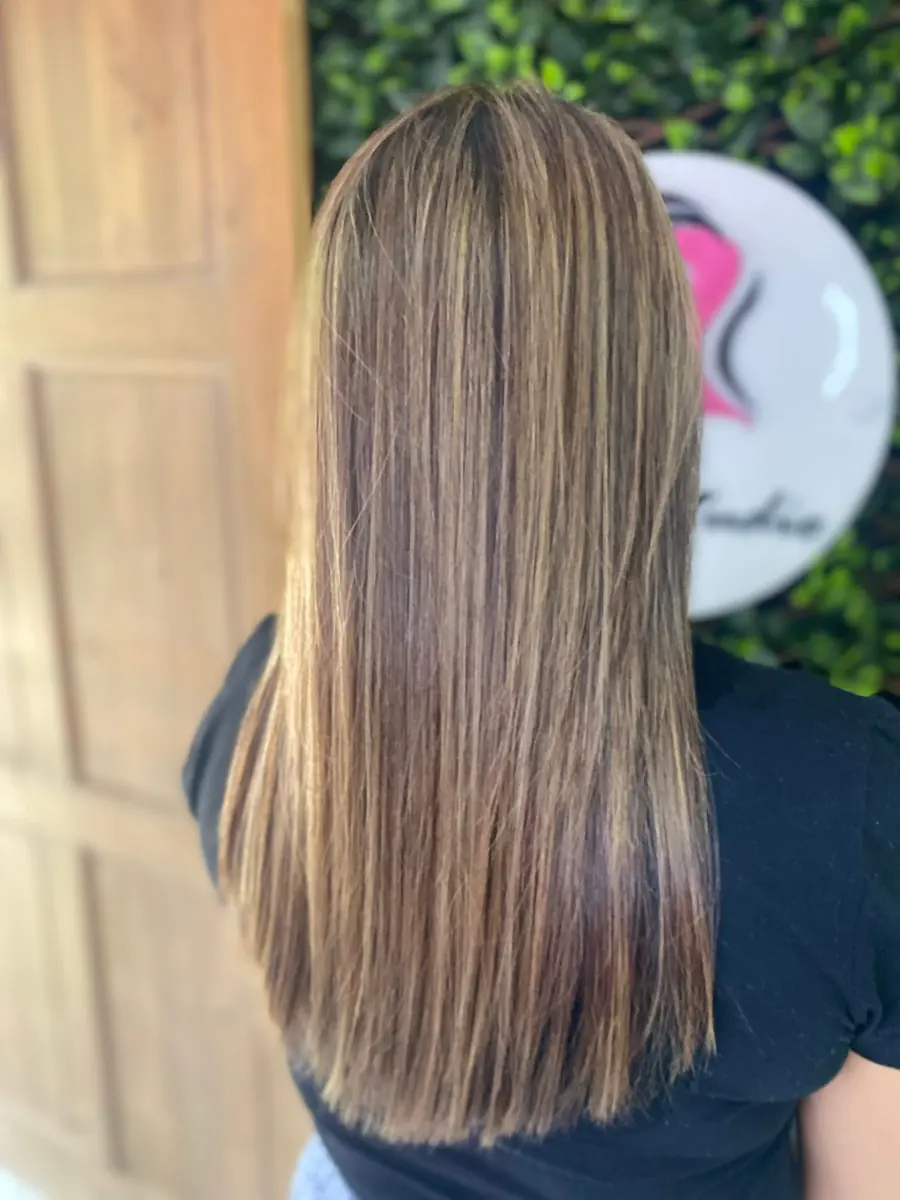 Balayage rubio en cabello liso largo
