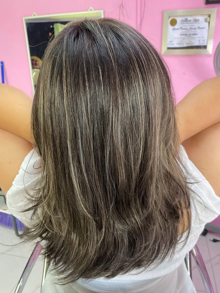 Cabello en capas con luces suaves