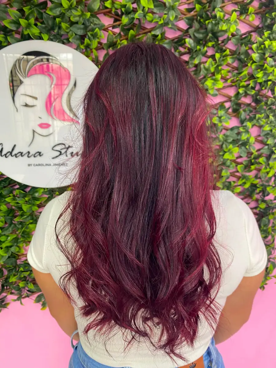 Cabello largo teñido en rojo intenso